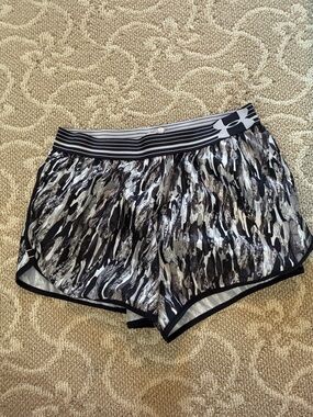Under Armour Women's Black & Gray Abstract Print Athletic Shorts
